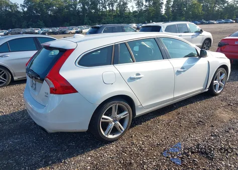 2016 Volvo V60 Premier z USA, uszkodzony, nr VIN YV1612SK5G1312279